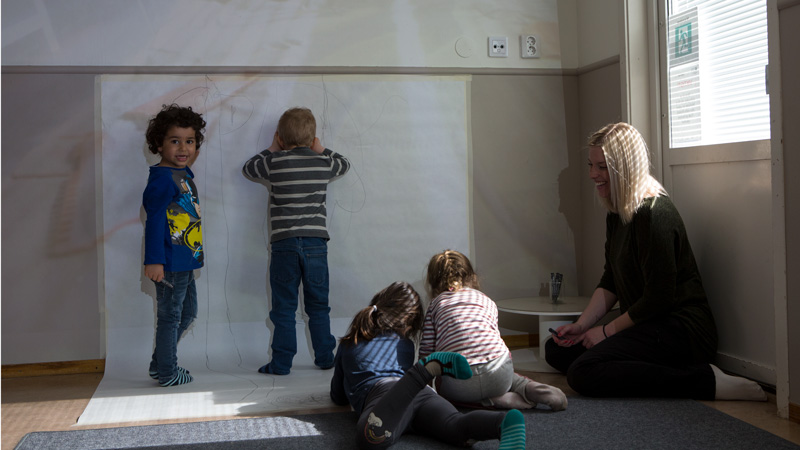 Barn och en pedagog.