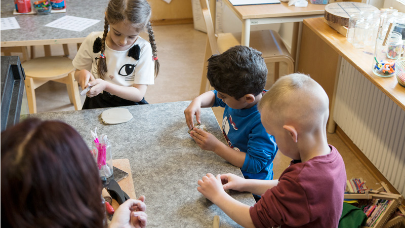 Barn pysslar i ateljén.