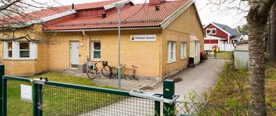Fasaden på förskolan. Fasaden på förskolan.