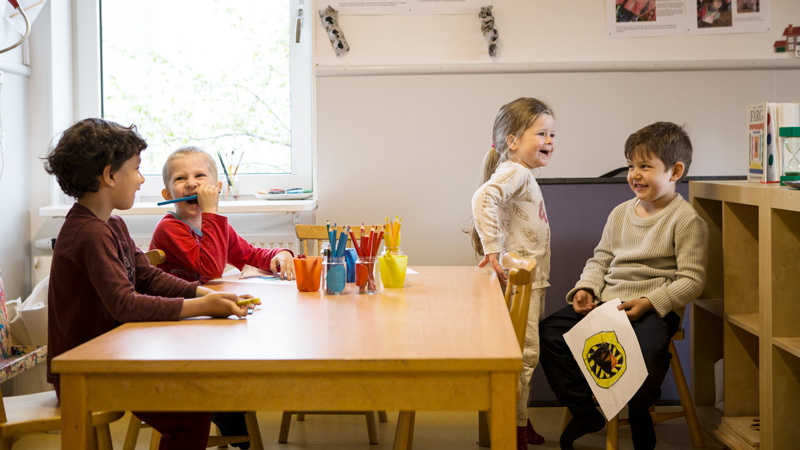 Barn pysslar i ateljén.